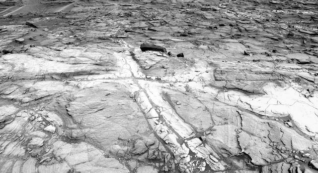 Discolored Fracture Zones in Martian Sandstone