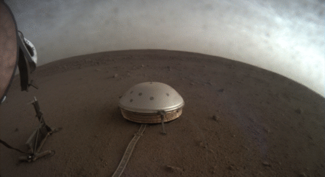 Skyer på Mars, fotograferet af InSigth landeren